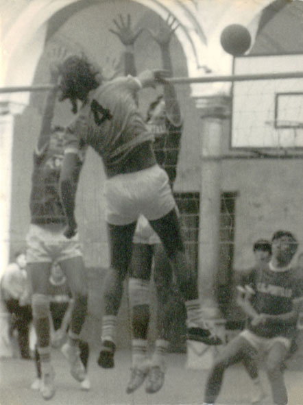 Descripci�n: C:\Users\AULA2\Desktop\antalumnos\voleibol\Imagenes\2-Div-Patio-Columnas-1972-73.jpg