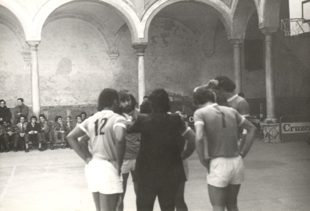 Descripci�n: C:\Users\AULA2\Desktop\antalumnos\voleibol\Imagenes\2-Div-Patio-Columnas-Tiemp-Muerto-1972-73.jpg