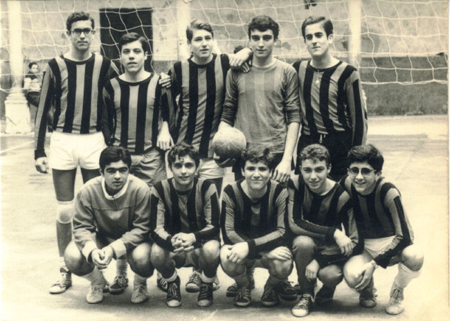 Descripci�n: C:\Users\AULA2\Desktop\antalumnos\voleibol\Imagenes\Juvenil-1967-68-Patio-Colum.jpg