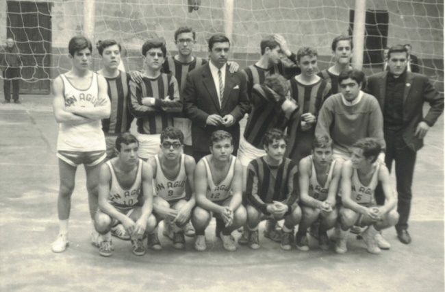 Descripci�n: C:\Users\AULA2\Desktop\antalumnos\voleibol\Imagenes\Juvenil-1967-68-Patio-Columna-2.jpg