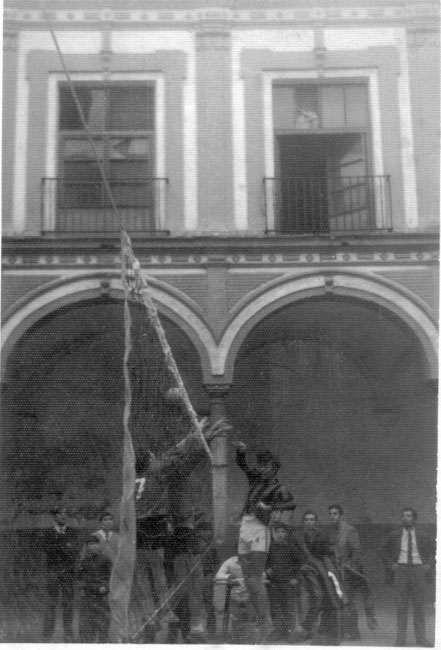 Descripci�n: C:\Users\AULA2\Desktop\antalumnos\voleibol\Imagenes\Juvenil-Patio-Columnas-1969.jpg