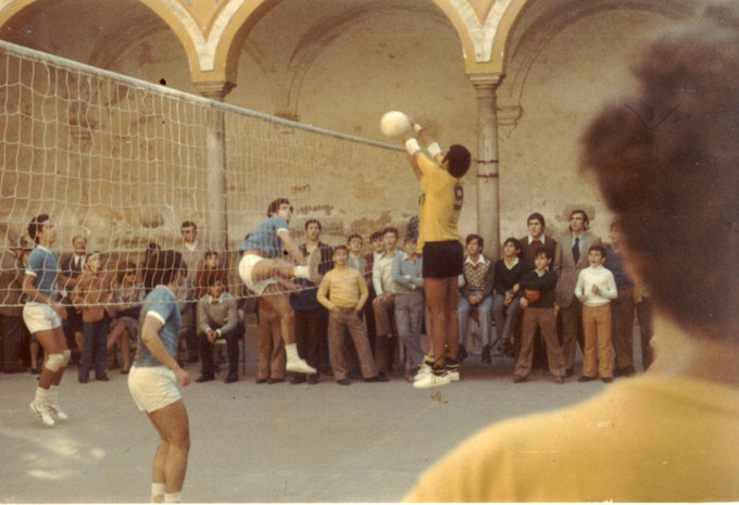 Descripci�n: C:\Users\AULA2\Desktop\antalumnos\voleibol\Imagenes\Juveniles-Medicina-Patio-Columnas-1972-73.jpg