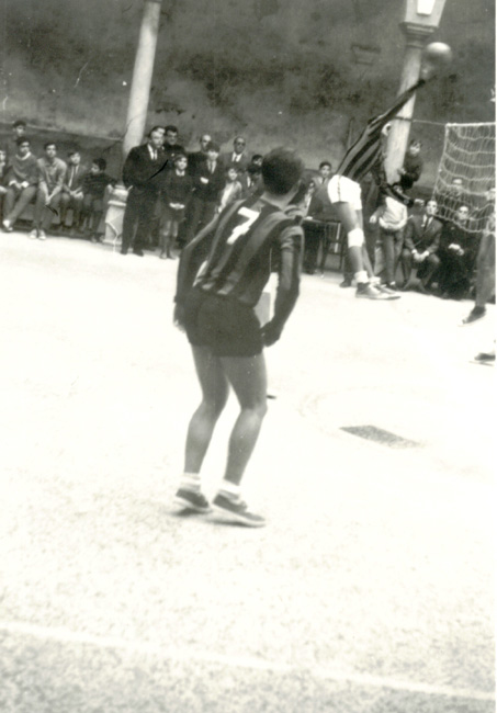 Descripci�n: C:\Users\AULA2\Desktop\antalumnos\voleibol\Imagenes\Partido-Juvenil-1967-68-Patio-Columnas.jpg