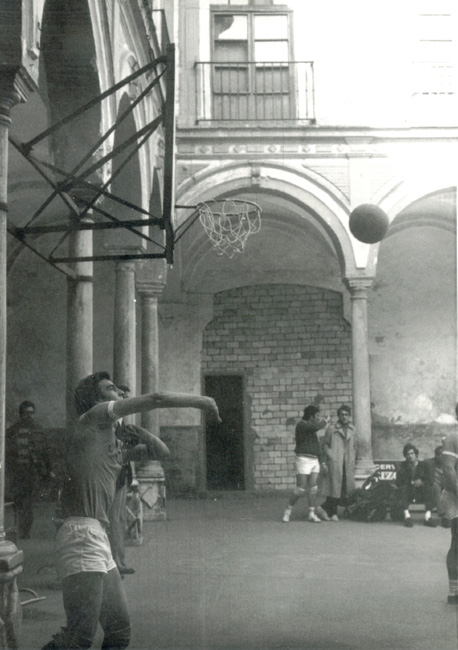 Descripci�n: C:\Users\AULA2\Desktop\antalumnos\voleibol\Imagenes\Patio-Columnas-1972-73-Javi-saque.jpg