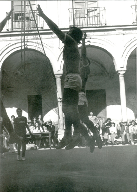 Descripci�n: C:\Users\AULA2\Desktop\antalumnos\voleibol\Imagenes\Patio-Columnas-1972-73-Nandi-Bloquea.jpg