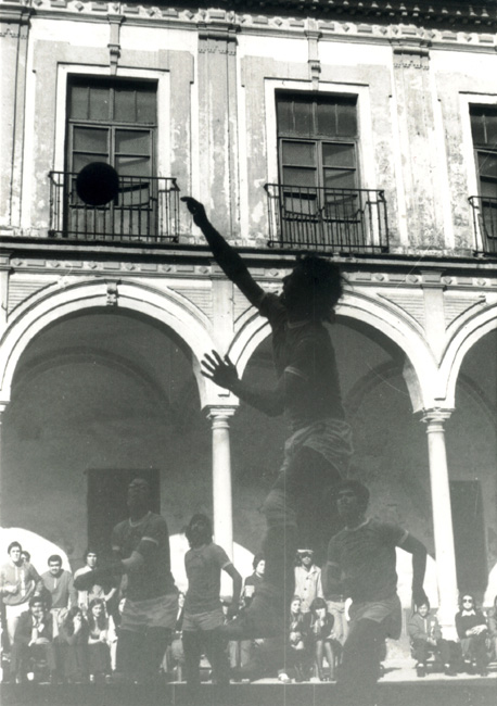Descripci�n: C:\Users\AULA2\Desktop\antalumnos\voleibol\Imagenes\Patio-Columnas-1972-73-Nandi-Rematando.jpg