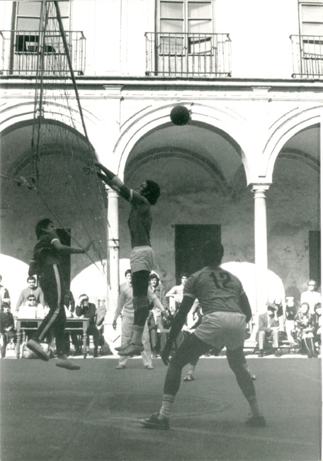 Descripci�n: C:\Users\AULA2\Desktop\antalumnos\voleibol\Imagenes\Patio-Columnas-1972-73-Peli-Bloqueo 2.jpg