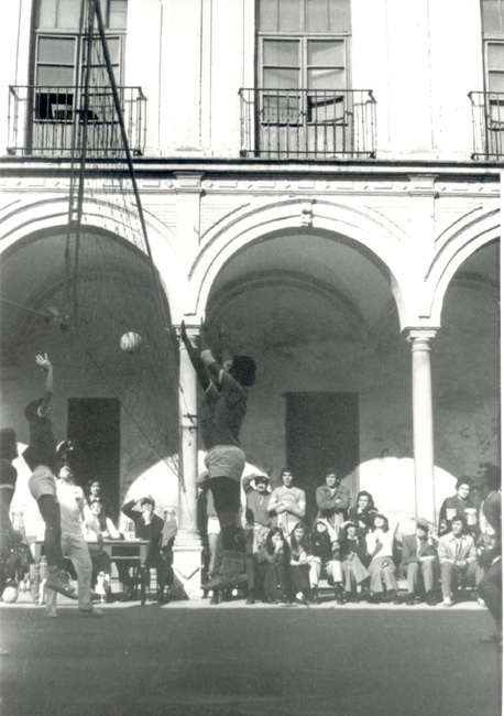 Descripci�n: C:\Users\AULA2\Desktop\antalumnos\voleibol\Imagenes\Patio-Columnas-1972-73-Peli-Bloqueo..jpg
