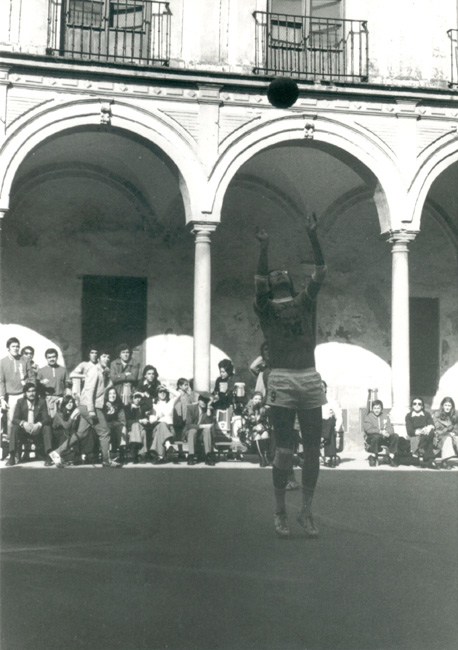 Descripci�n: C:\Users\AULA2\Desktop\antalumnos\voleibol\Imagenes\Patio-Columnas-1972-73-Peli-Coloca-espalda.jpg