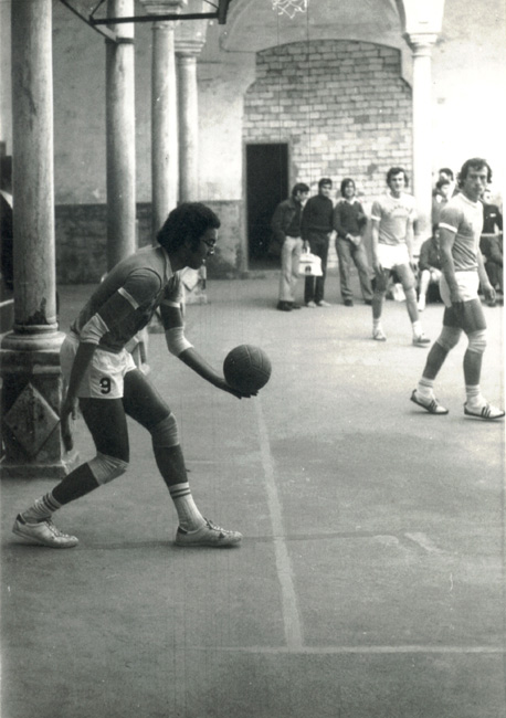 Descripci�n: C:\Users\AULA2\Desktop\antalumnos\voleibol\Imagenes\Patio-Columnas-1972-73-Peli-Saque.jpg