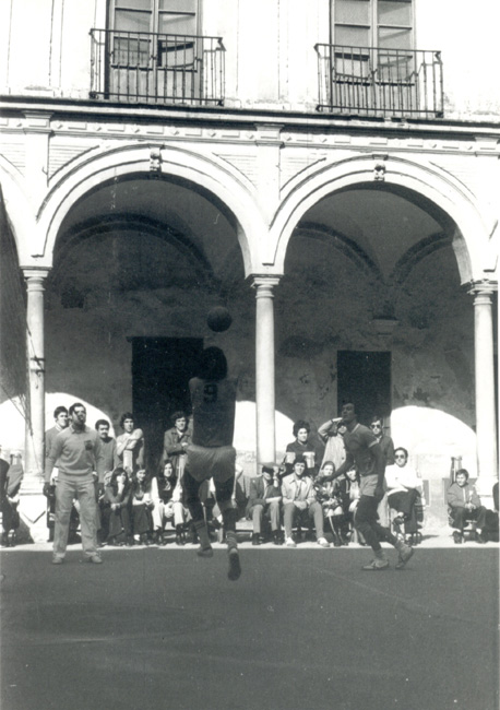 Descripci�n: C:\Users\AULA2\Desktop\antalumnos\voleibol\Imagenes\Patio-Columnas-1972-73-Peli-coloca-antebrazos.jpg