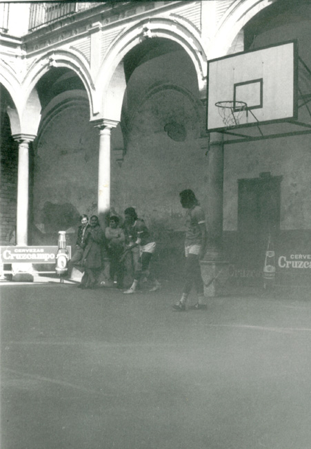 Descripci�n: C:\Users\AULA2\Desktop\antalumnos\voleibol\Imagenes\Patio-Columnas-1972-73-Peli-saque 2.jpg