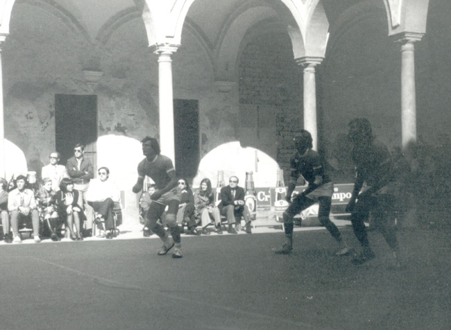 Descripci�n: C:\Users\AULA2\Desktop\antalumnos\voleibol\Imagenes\Patio-Columnas-1972-73-Recepcion.jpg