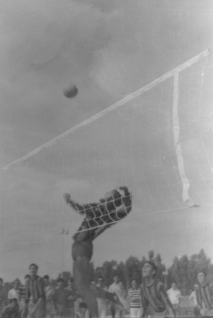 Descripci�n: C:\Users\AULA2\Desktop\antalumnos\voleibol\Imagenes\Remate-Lolo-VIII-J-Otono-1971.jpg